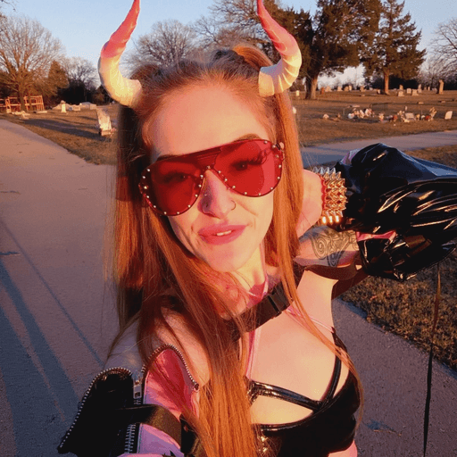 Chels (@emotrash666) profile image